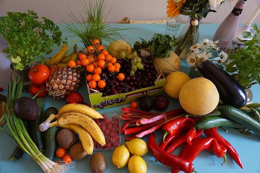 Warzywa i owoce rozłożone na stole